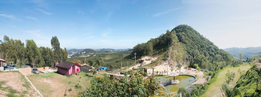 Paisagem das serras e céu do município de Serra Negra interior de São Paulo, Brasil