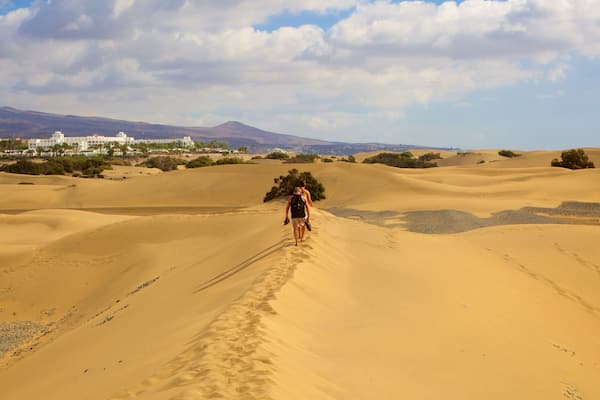 Dunes de Maspalomas montrant vues du désert aussi bien que petit groupe de personnes