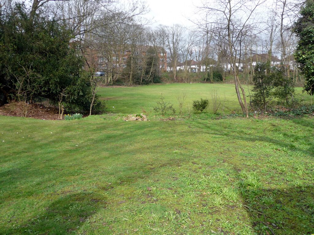Garden, Gwalior House, London N14 Gwalior House is an art deco block of flats on the corner of Chase Road and Avenue Road.