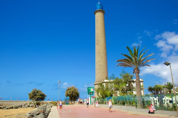 Leuchtturm von Maspalomas das einen Sandstrand, Leuchtturm und allgemeine KĂŒstenansicht