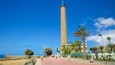 Leuchtturm von Maspalomas das einen Sandstrand, Leuchtturm und allgemeine Küstenansicht