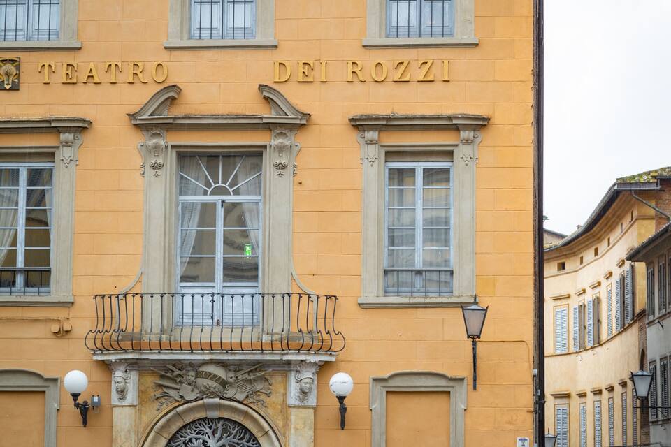 Façade du Teatro dei Rozzi, ornée de détails complexes et dotée d’un balcon.