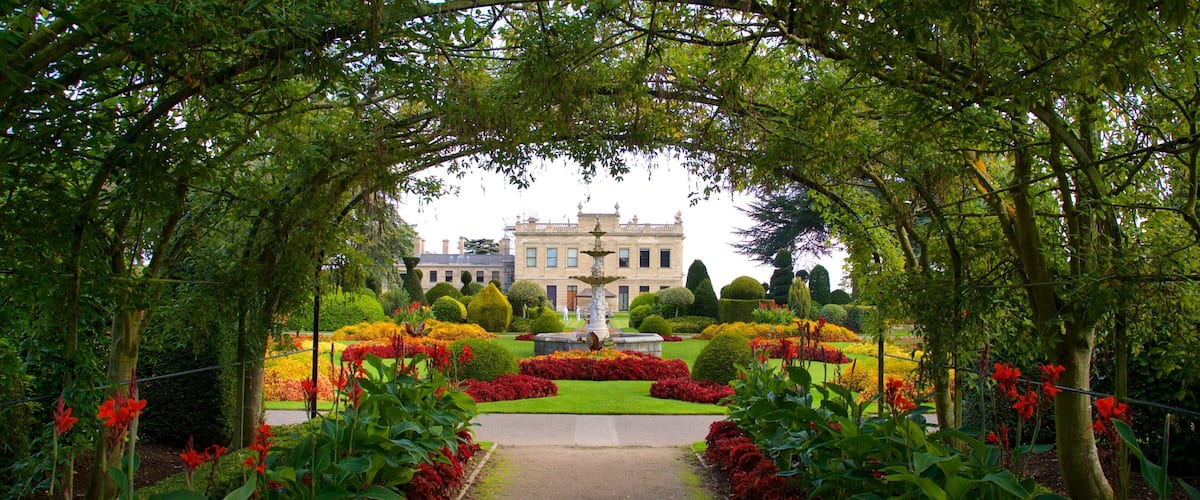 Brodsworth Hall showing a fountain, flowers and a park