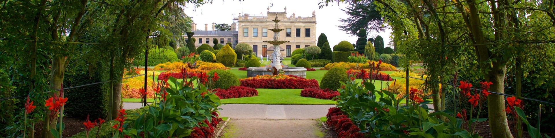 Brodsworth Hall que inclui uma fonte, flores e um jardim