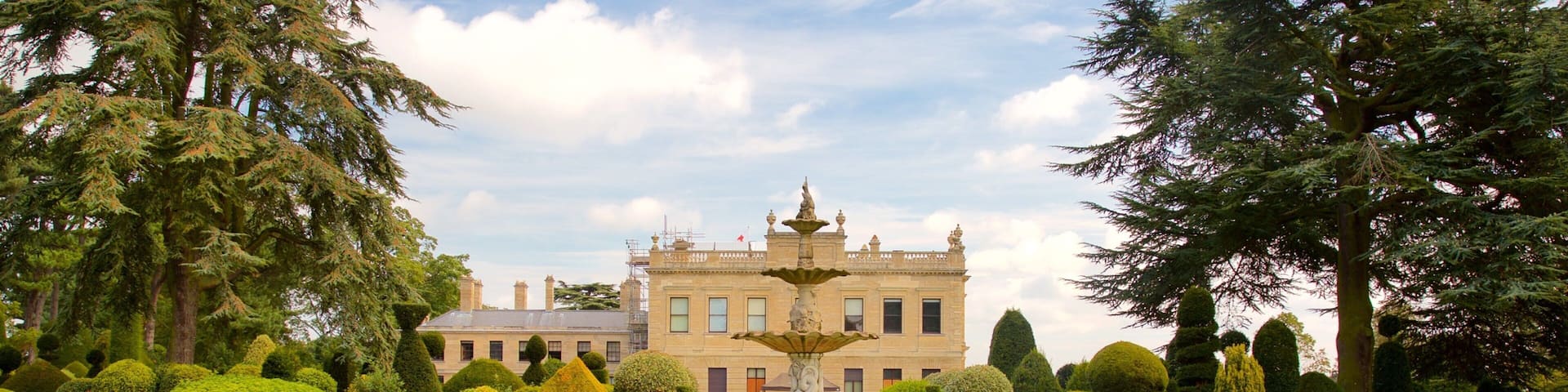 Brodsworth Hall showing a fountain, flowers and a park