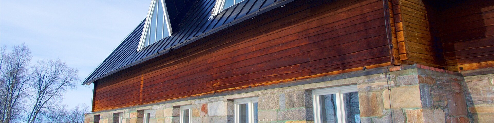 Parroquia de Karesuando ofreciendo nieve y una casa