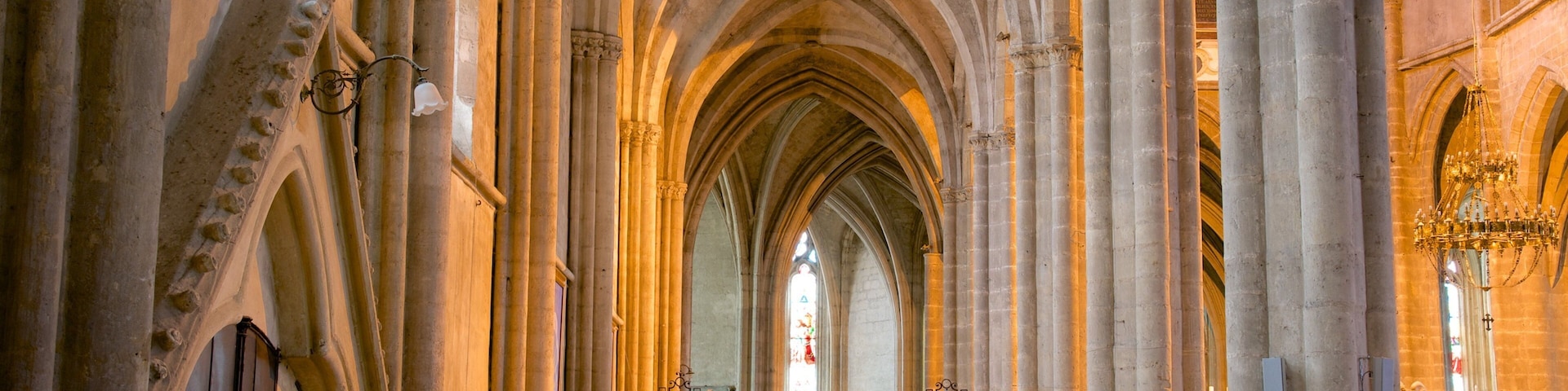 Cathédrale Saint Jean-Baptiste que inclui uma igreja ou catedral, arquitetura de patrimônio e vistas internas