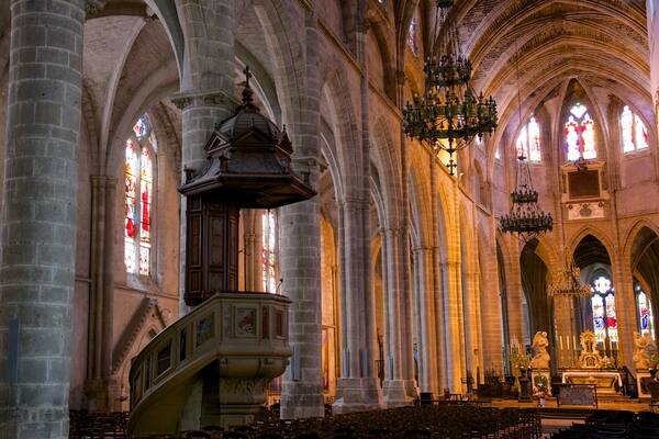 Cathédrale Saint-Jean-Baptiste mettant en vedette église ou cathédrale et vues intérieures