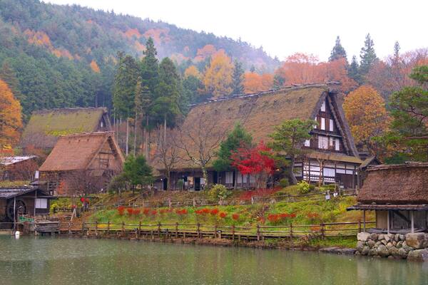 Hida Minzoku Mura montrant lac ou étang et feuilles d\'automne
