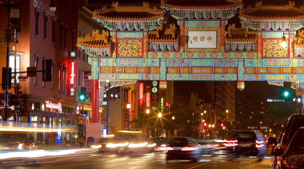 Washington which includes street scenes, outdoor art and a city