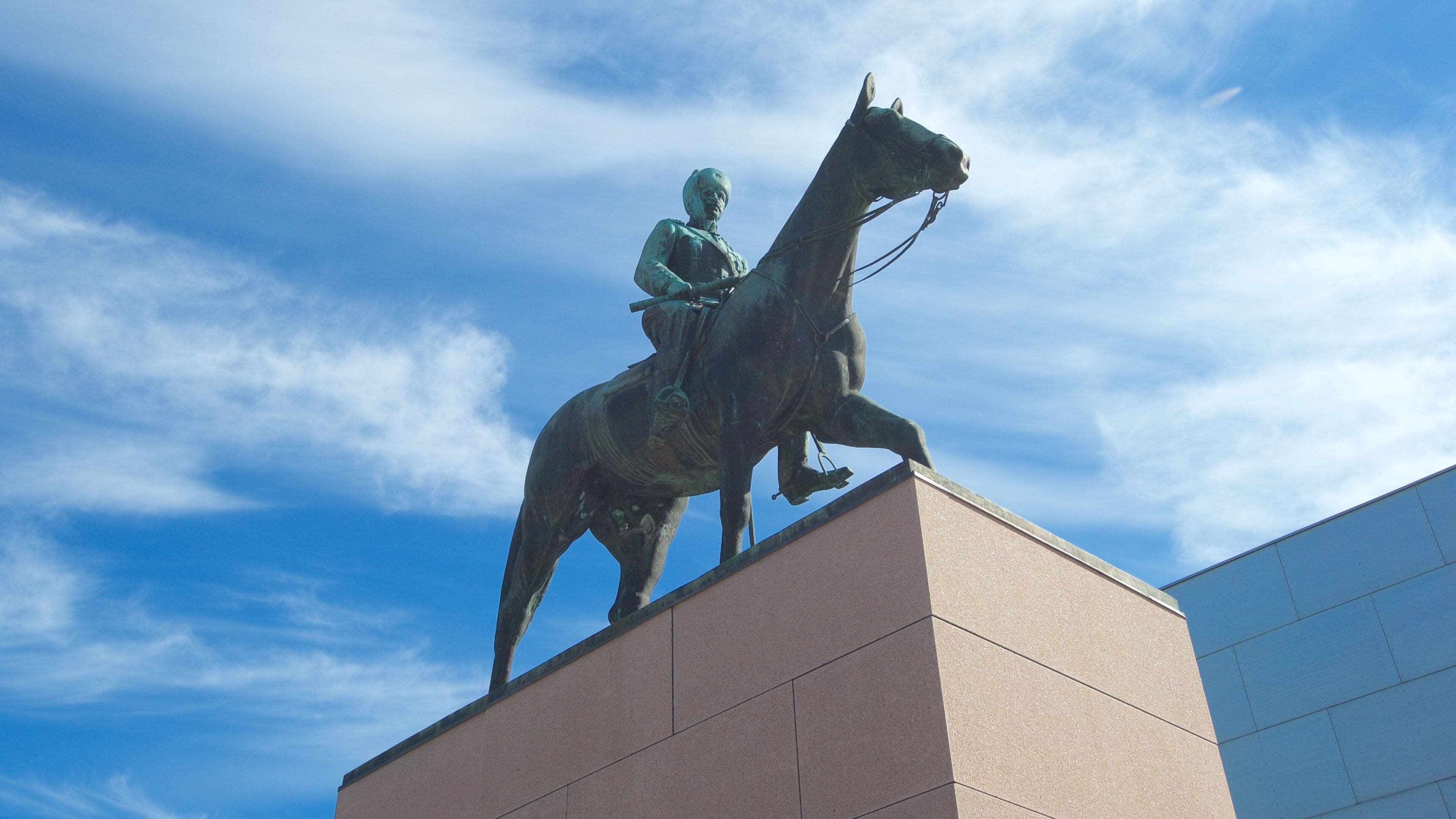 Mannerheim Statue featuring a statue or sculpture and a memorial