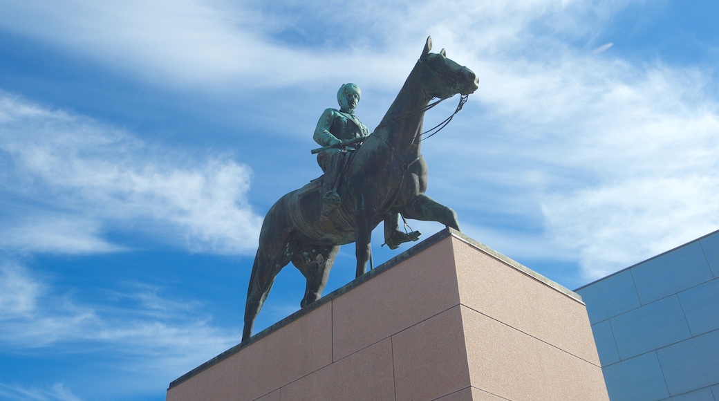 Mannerheim Statue som visar ett minnesmonument och en staty eller skulptur