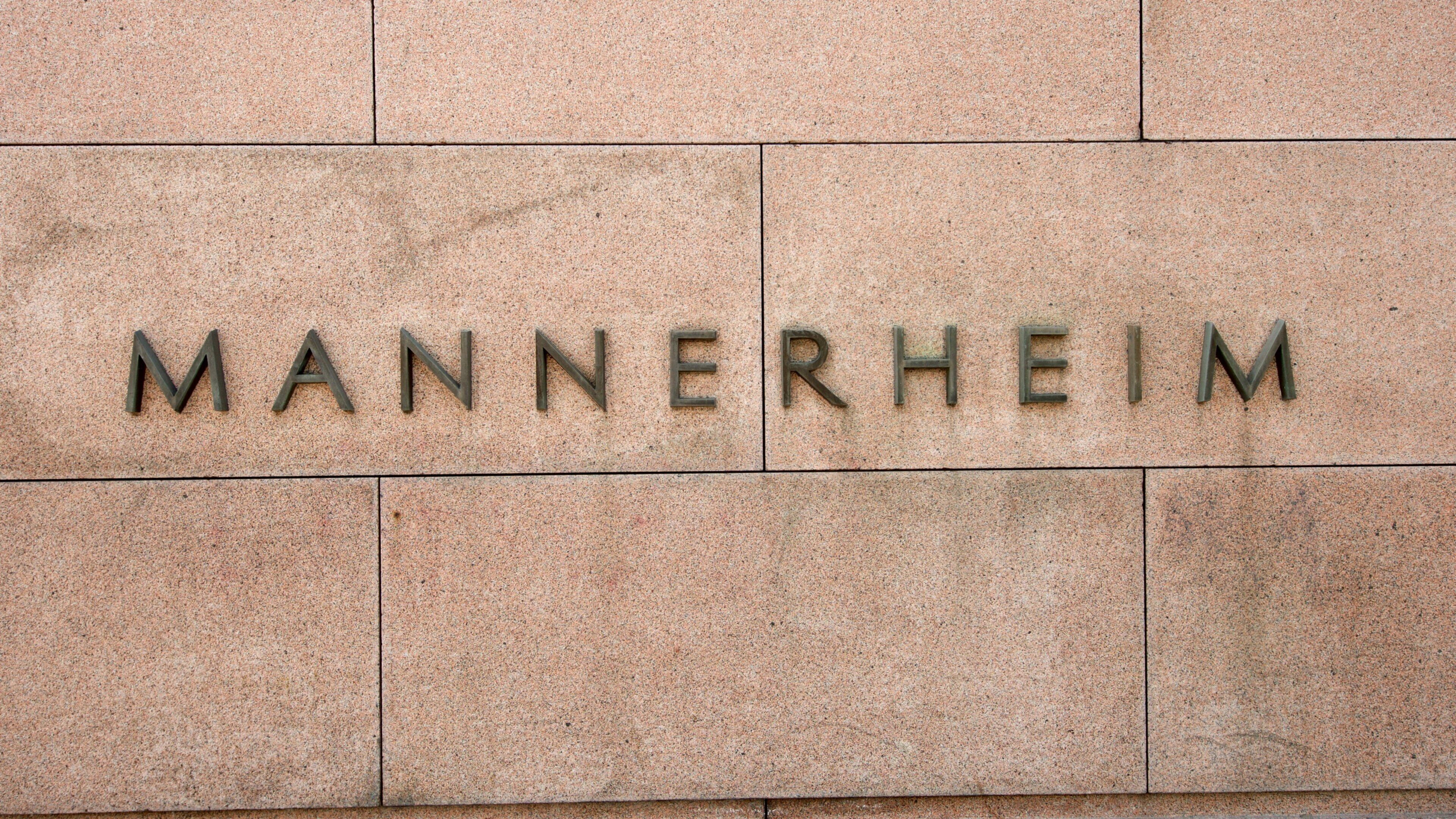 Mannerheim Statue which includes signage