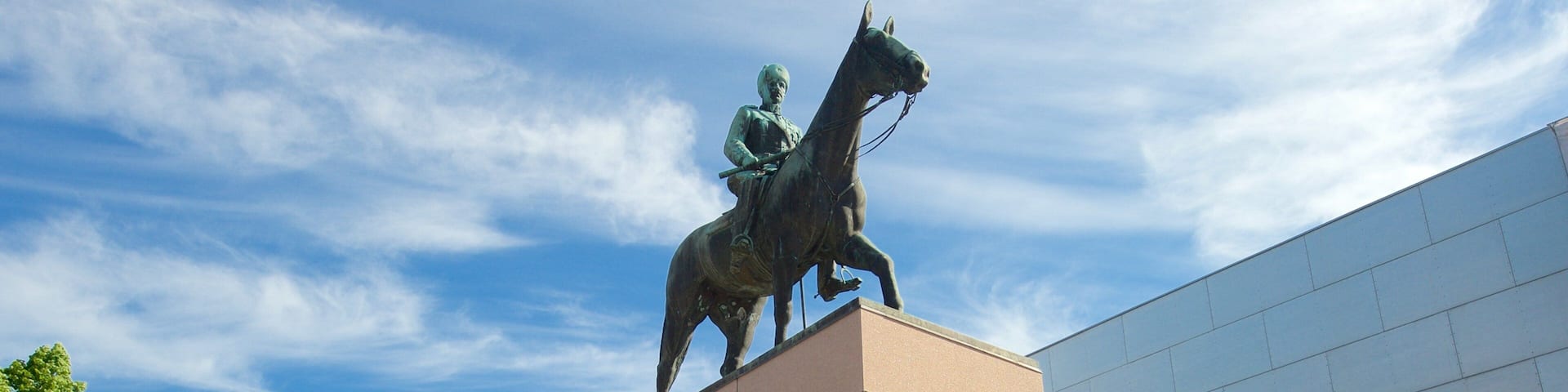 Mannerheim Statue featuring a memorial and a statue or sculpture