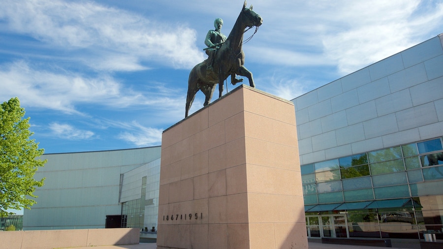 Mannerheim Statue showing a memorial and a statue or sculpture