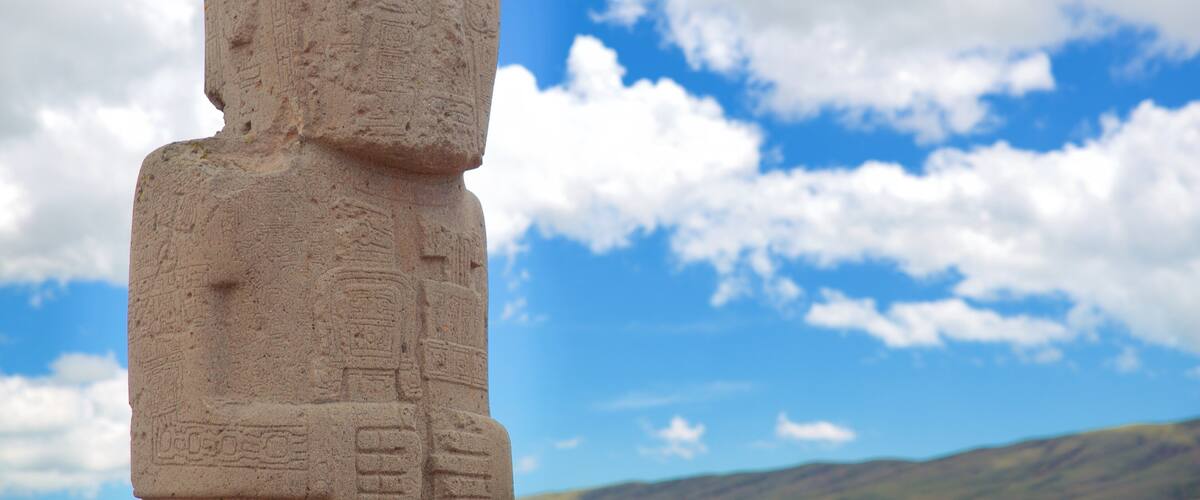 Tiahuanaco ofreciendo elementos del patrimonio y una estatua o escultura