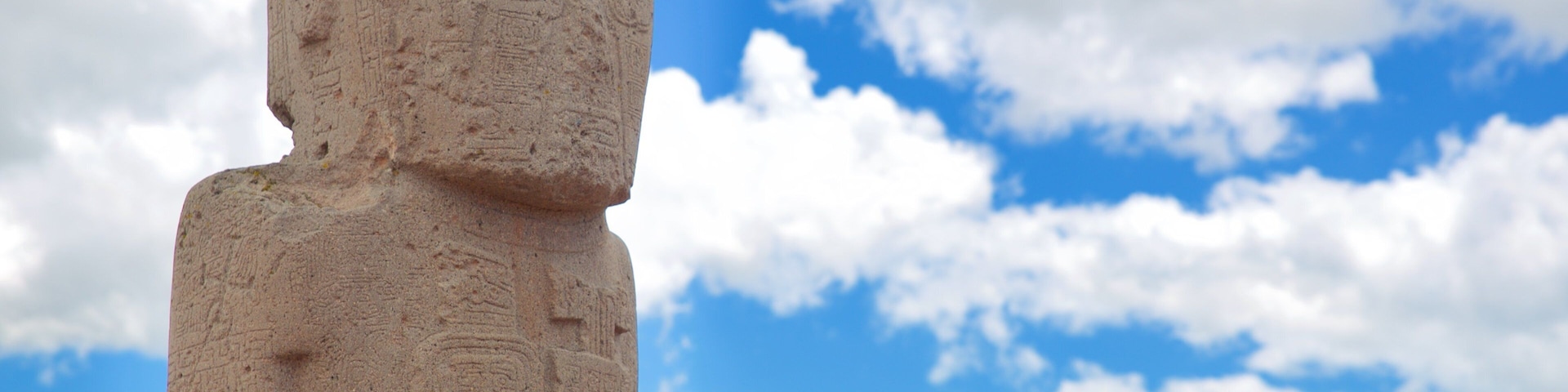 Tiwanaku mostrando uma estátua ou escultura e elementos de patrimônio