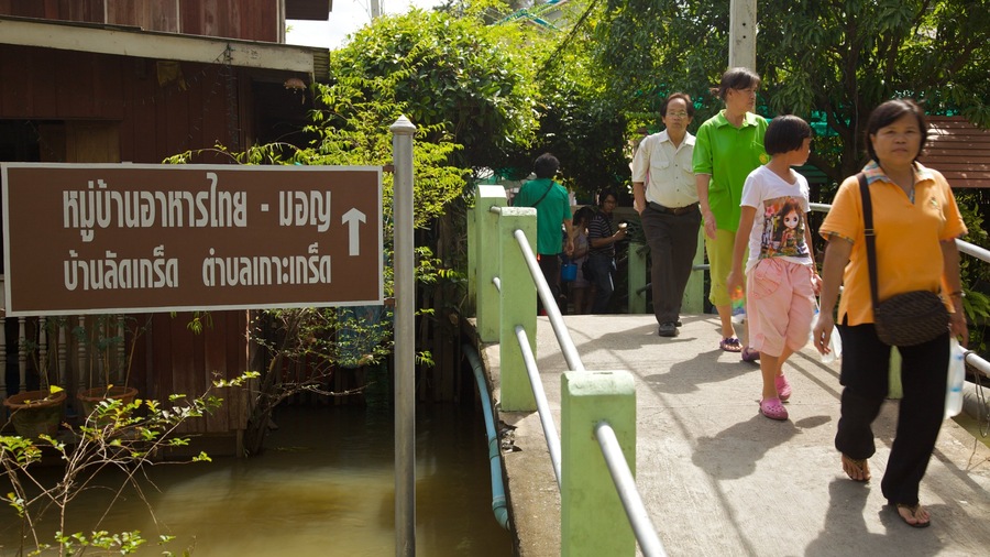 Koh Kret which includes a pond, a bridge and a garden