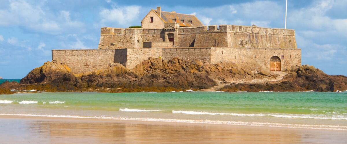 Fort National 其中包括 傳統元素 和 沙灘