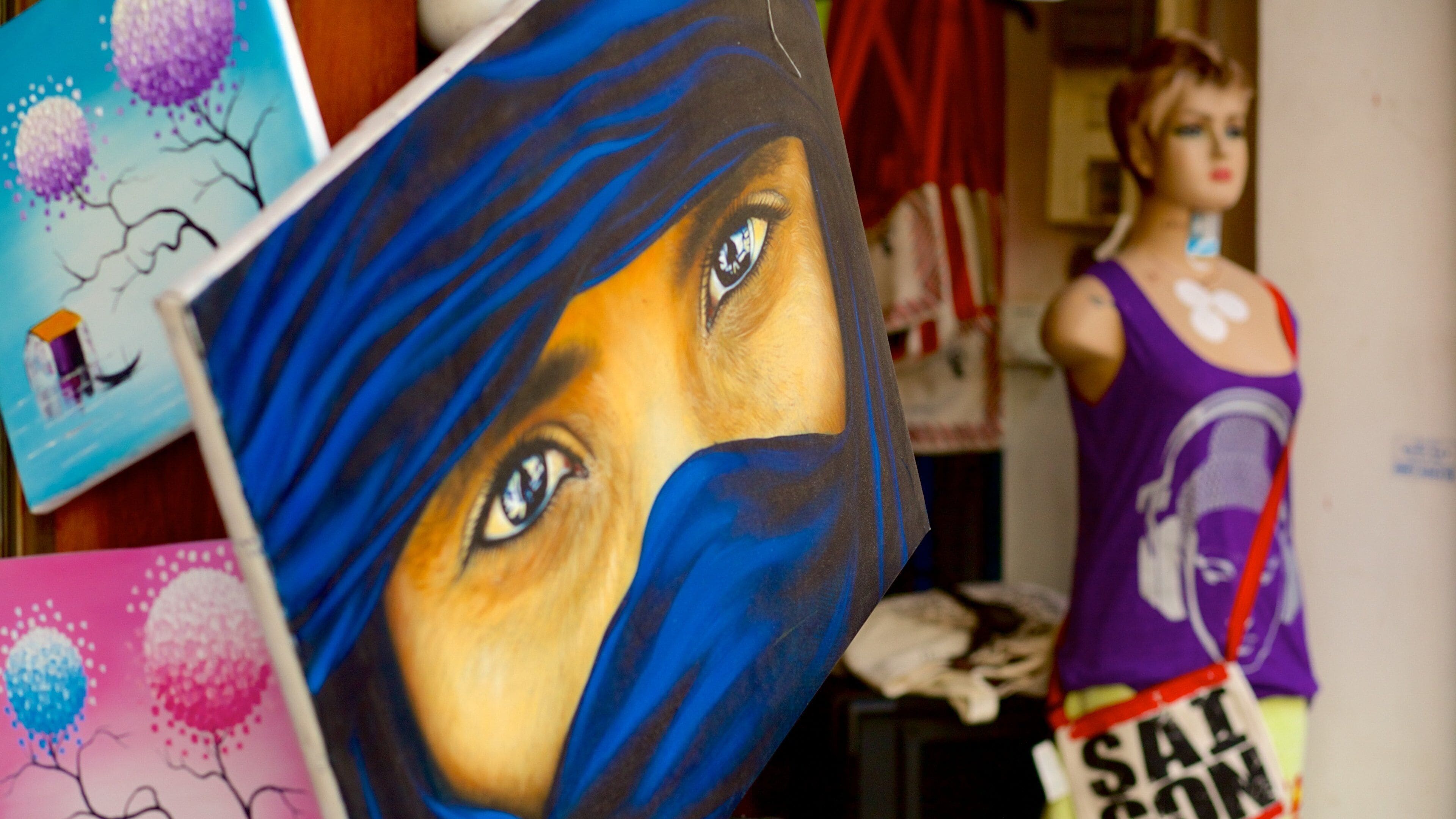 Pham Ngu Lao featuring markets, art and interior views