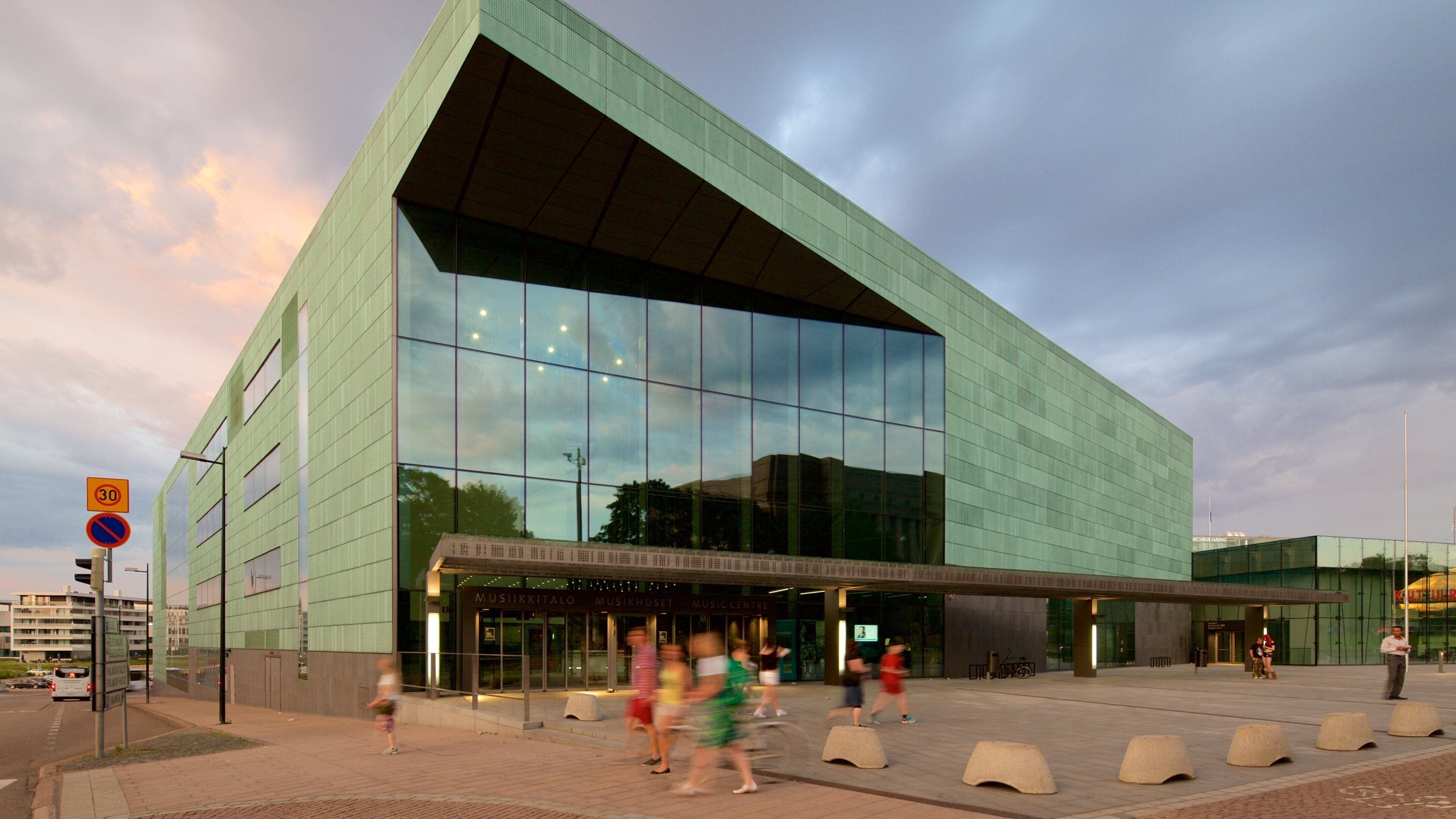 Helsingfors som visar modern arkitektur och en solnedgång