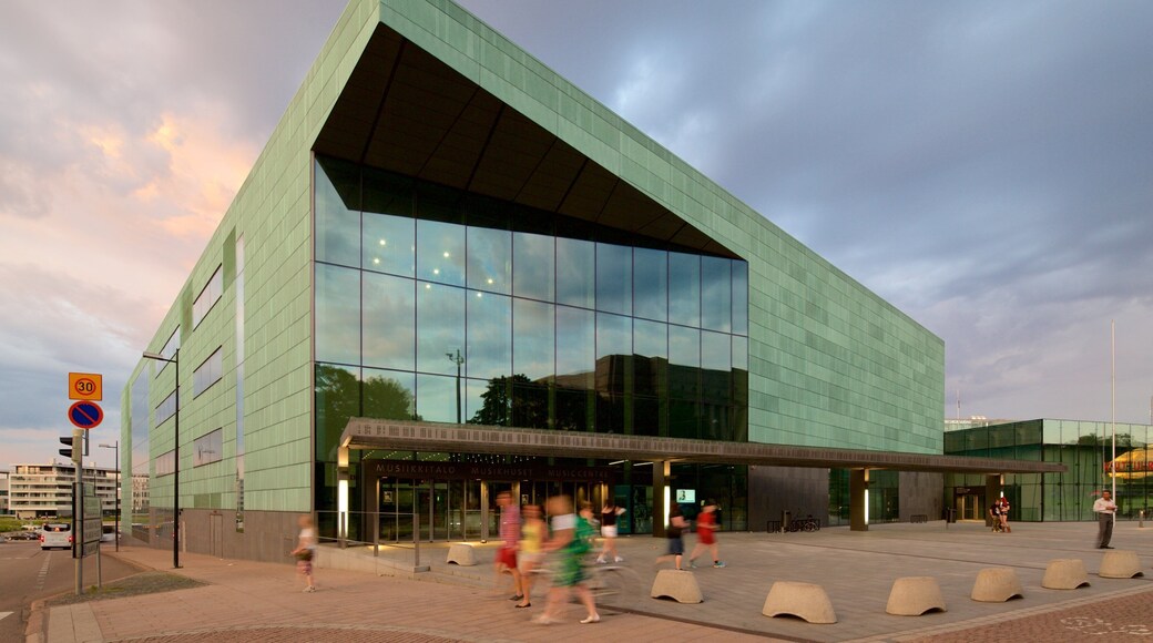 Helsingfors som visar modern arkitektur och en solnedgång