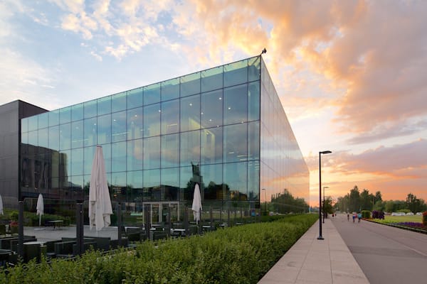 Helsinki som omfatter en solnedgang og moderne arkitektur