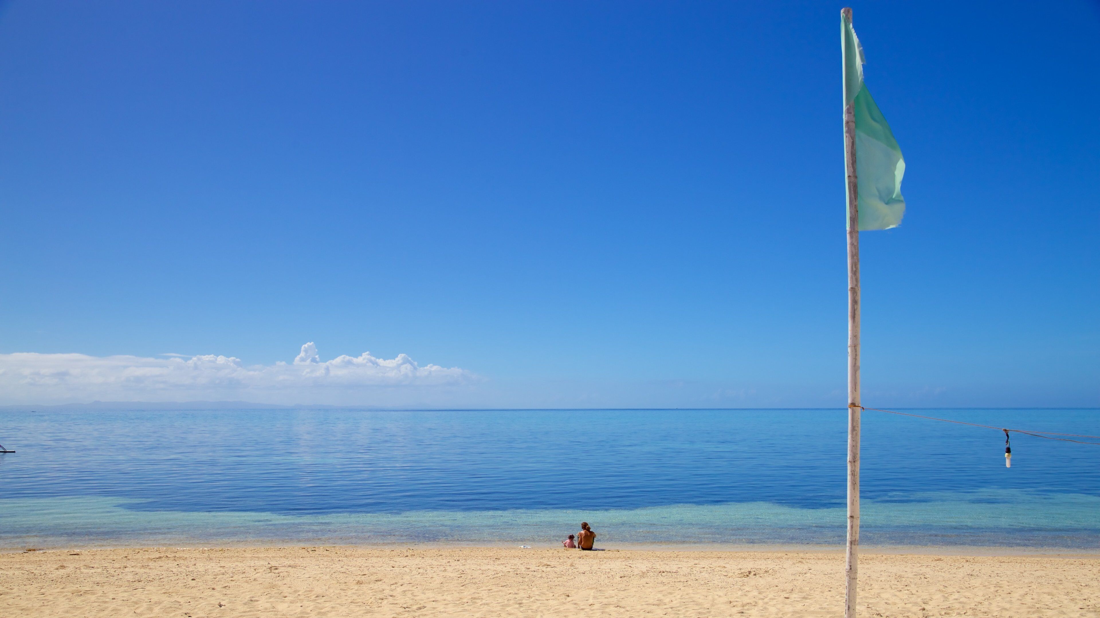 Playa Bounty mostrando vistas de una costa y una playa