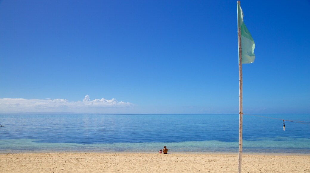 Playa Bounty mostrando vistas de una costa y una playa