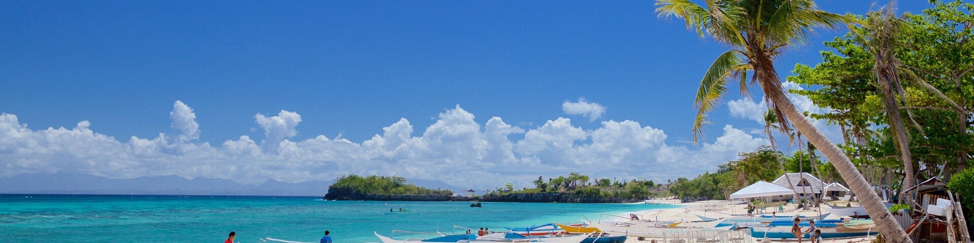 Playa de Guimbitayan que incluye una playa de arena y vistas de una costa