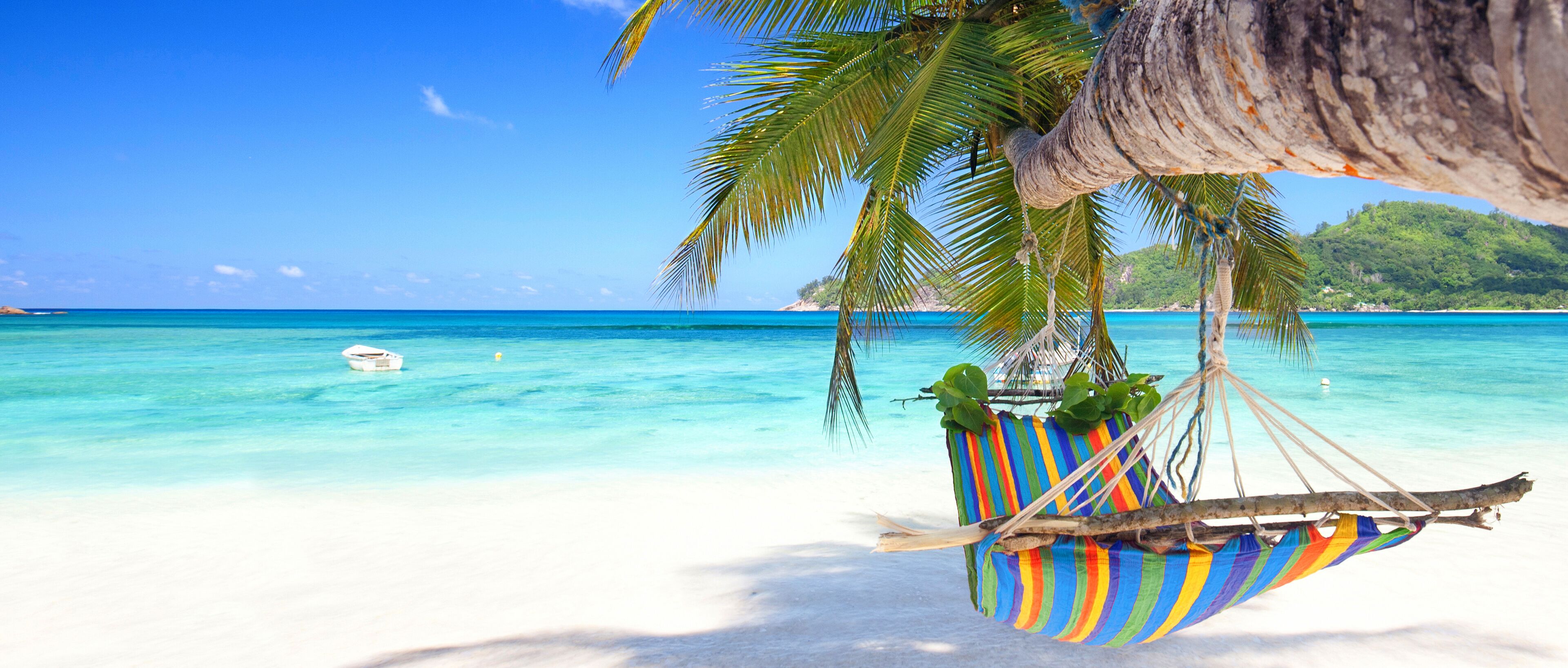 Traumstrand am Meer mit Hängematte