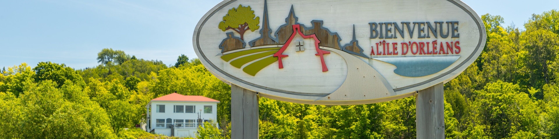 Ile d\'Orleans which includes a house and signage