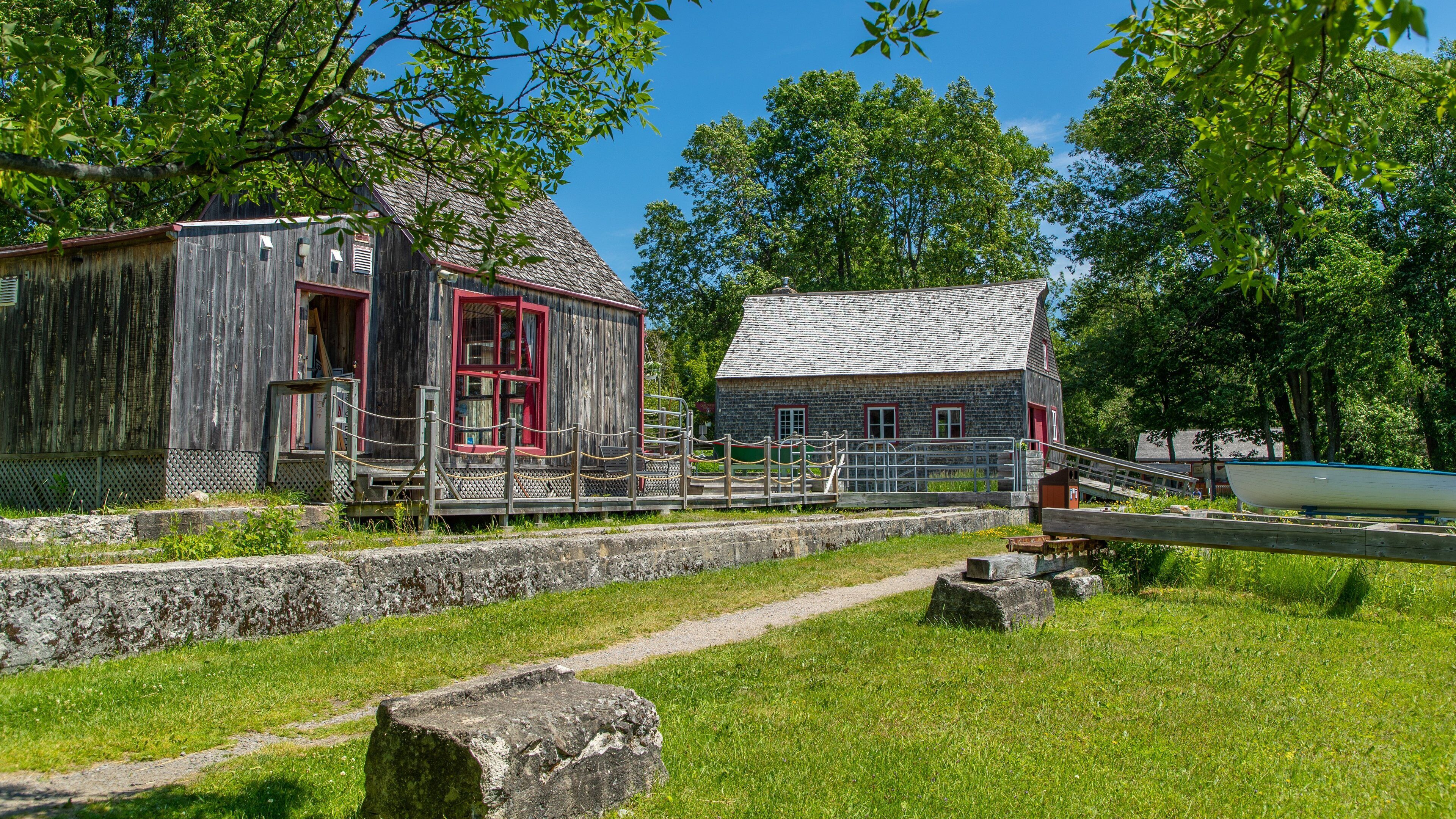 Ile d\'Orleans which includes a small town or village and heritage elements