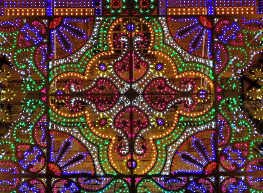 The "luminarie" (luminary) in Ortelle. Saint George and Saint Fortunato festival.
Everyone knows the Salento for its beautiful beaches and its views, for the goodness of local cuisine and the charm of its many traditions. But few may know that the Salento is also famous for many other aspects, which are revealed to visitors especially during the numerous festivities spread inland. We are talking about the incredible interplay of light of the illuminations, also called villas: these little colored lights which cover entire buildings as waterfalls, churches, streets and squares, forming unique settings can keep their eyes upward everyone from the largest to the smallest.