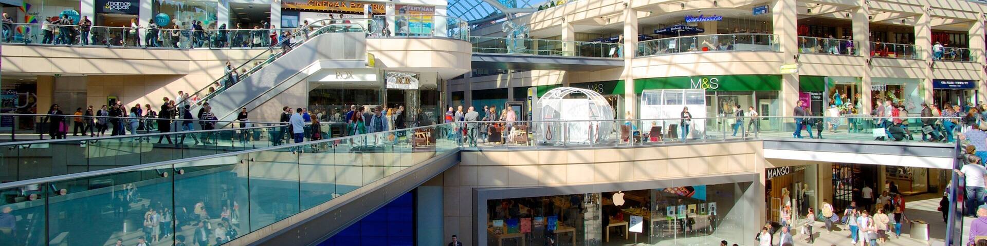 Trinity Leeds Mall montrant architecture moderne, vues intérieures et scÚnes de rue