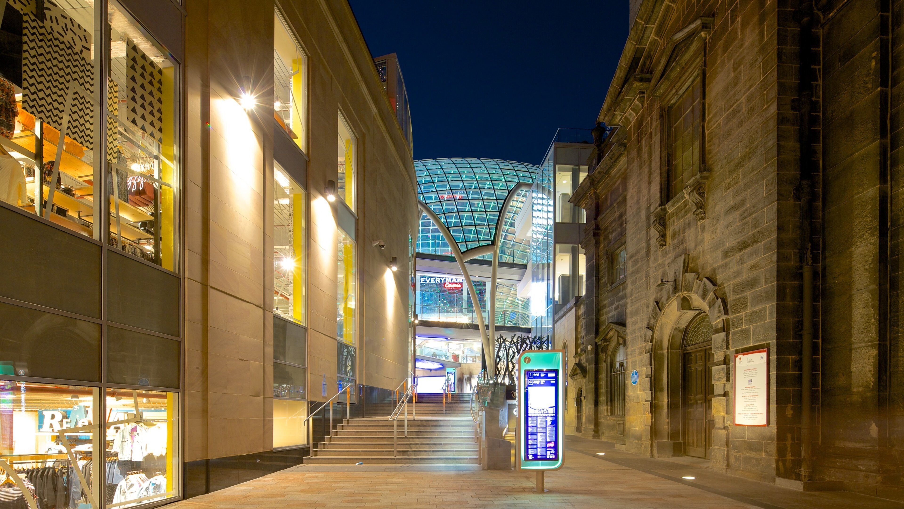 Trinity Leeds som omfatter natteliv, gadeliv og kulturarvsgenstande