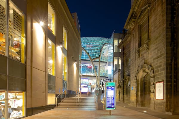 Trinity Leeds Mall montrant scĂšnes de rue, scĂšnes de nuit et patrimoine historique