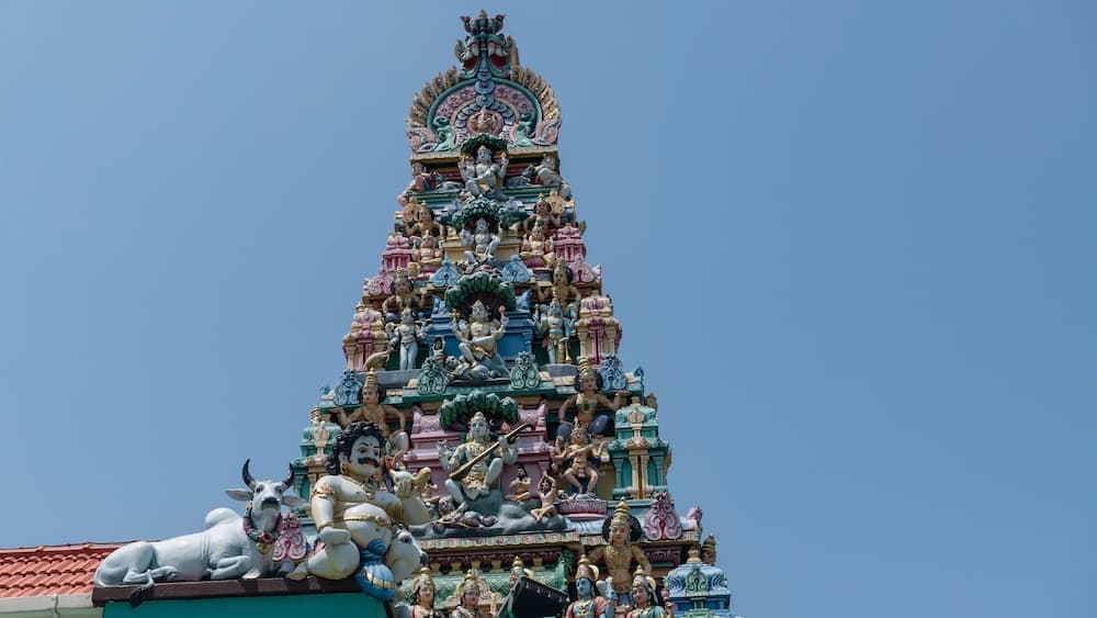 Hindu god statue by roof at Sri Mariamman Temple, Singapore