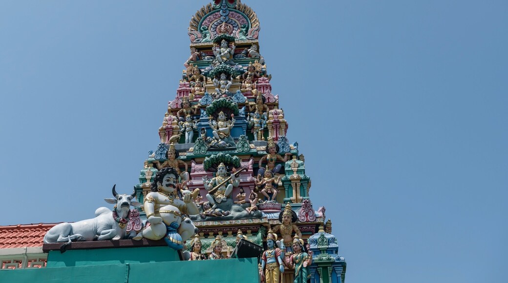 Hindu god statue by roof at Sri Mariamman Temple, Singapore