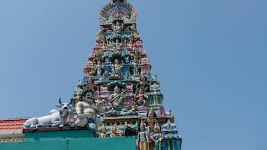 Hindu god statue by roof at Sri Mariamman Temple, Singapore