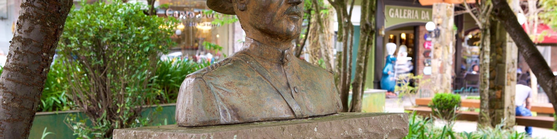 Praça Major Nicoletti que inclui uma estátua ou escultura
