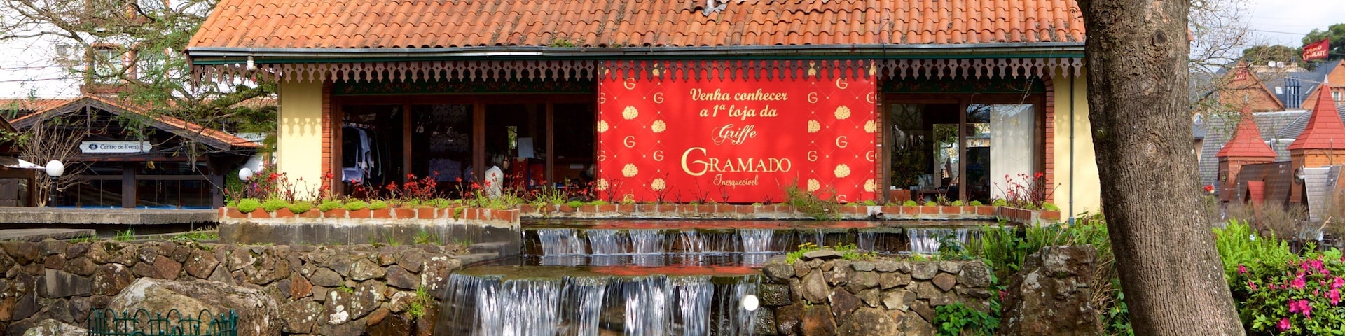 Praça Major Nicoletti caracterizando um lago e um jardim