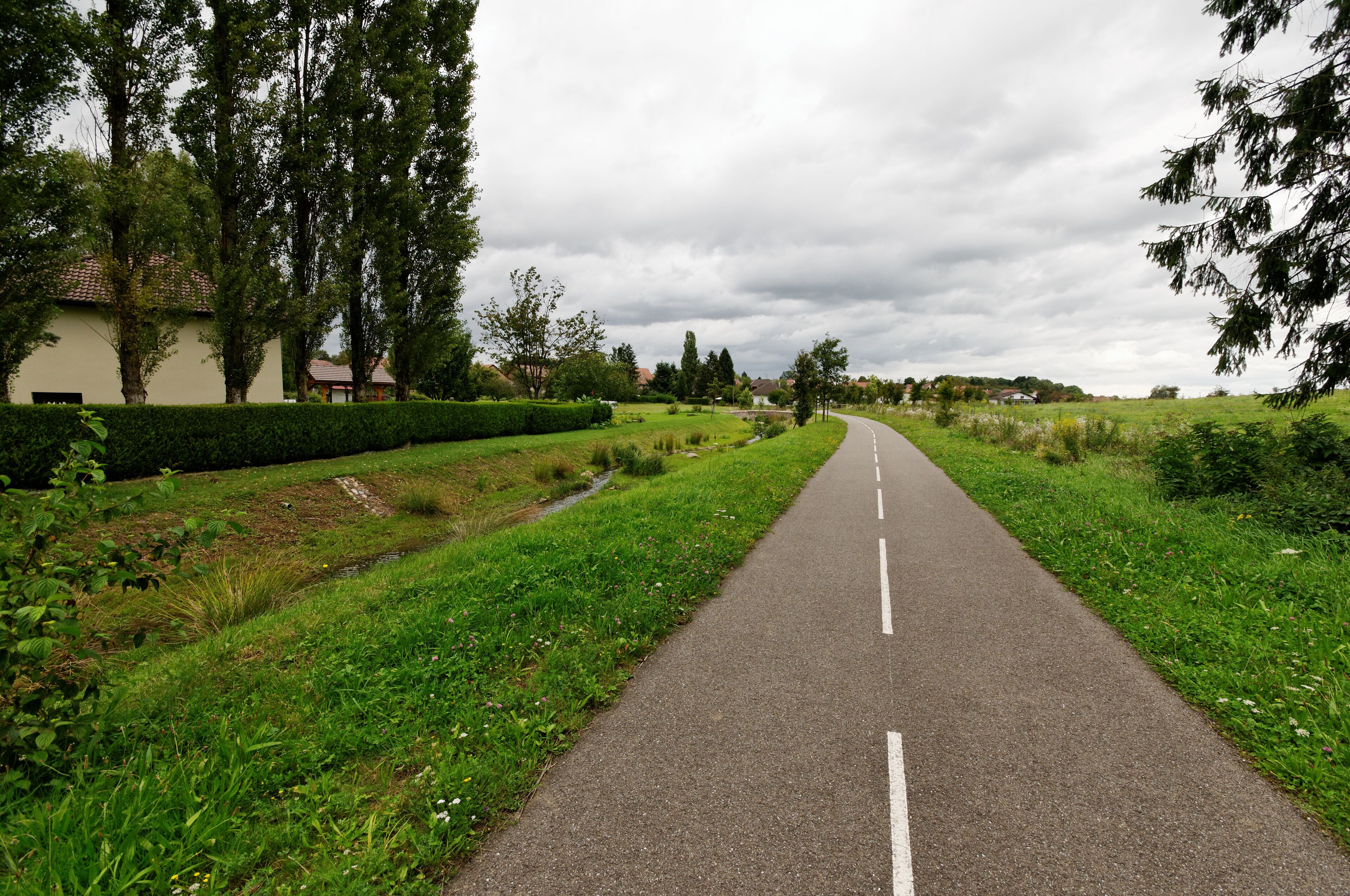 This file was uploaded with Commonist. La liaison cyclable FrancoVéloSuisse à Moval.