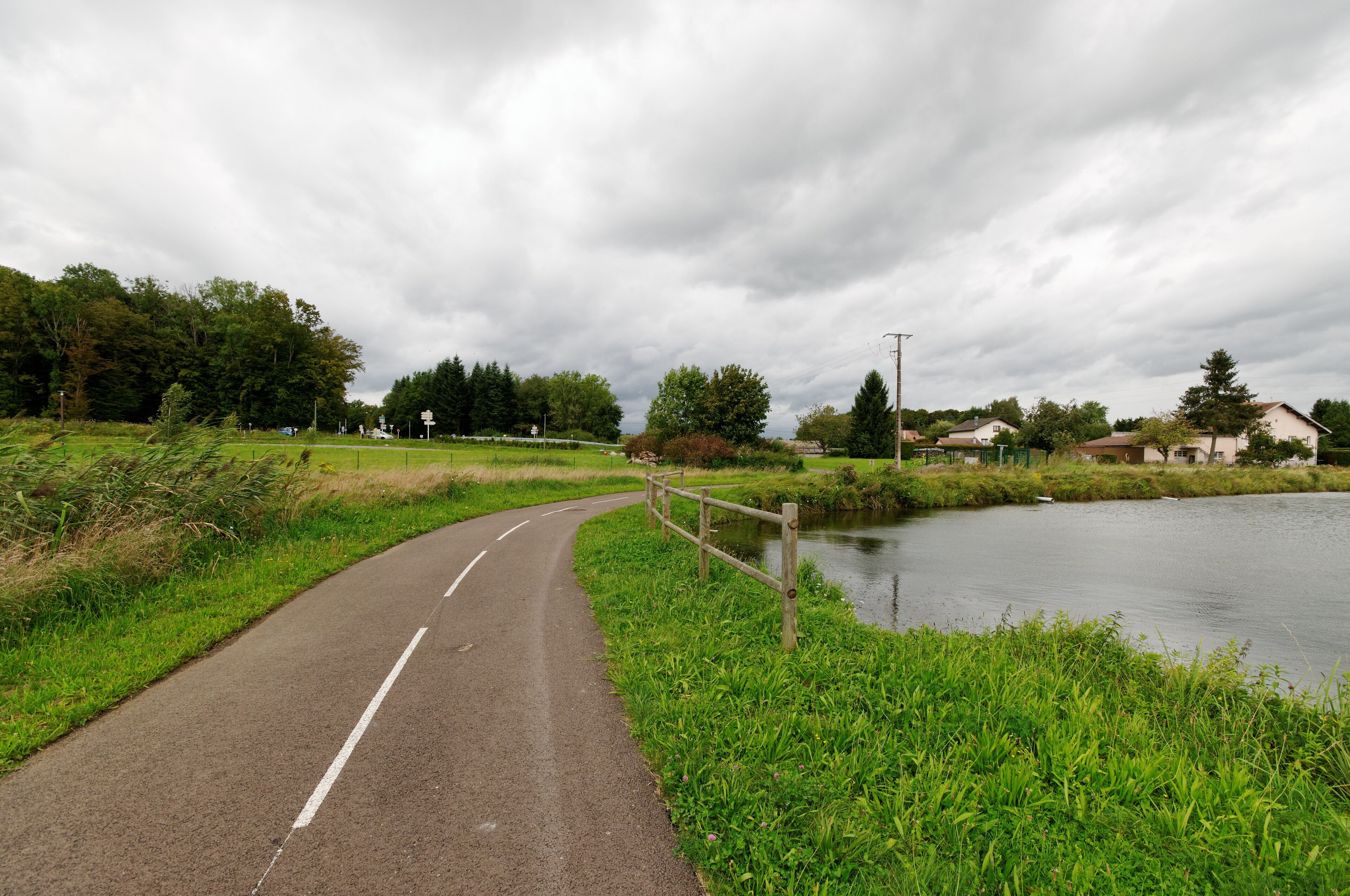 This file was uploaded with Commonist. La liaison cyclable FrancoVéloSuisse à Moval.