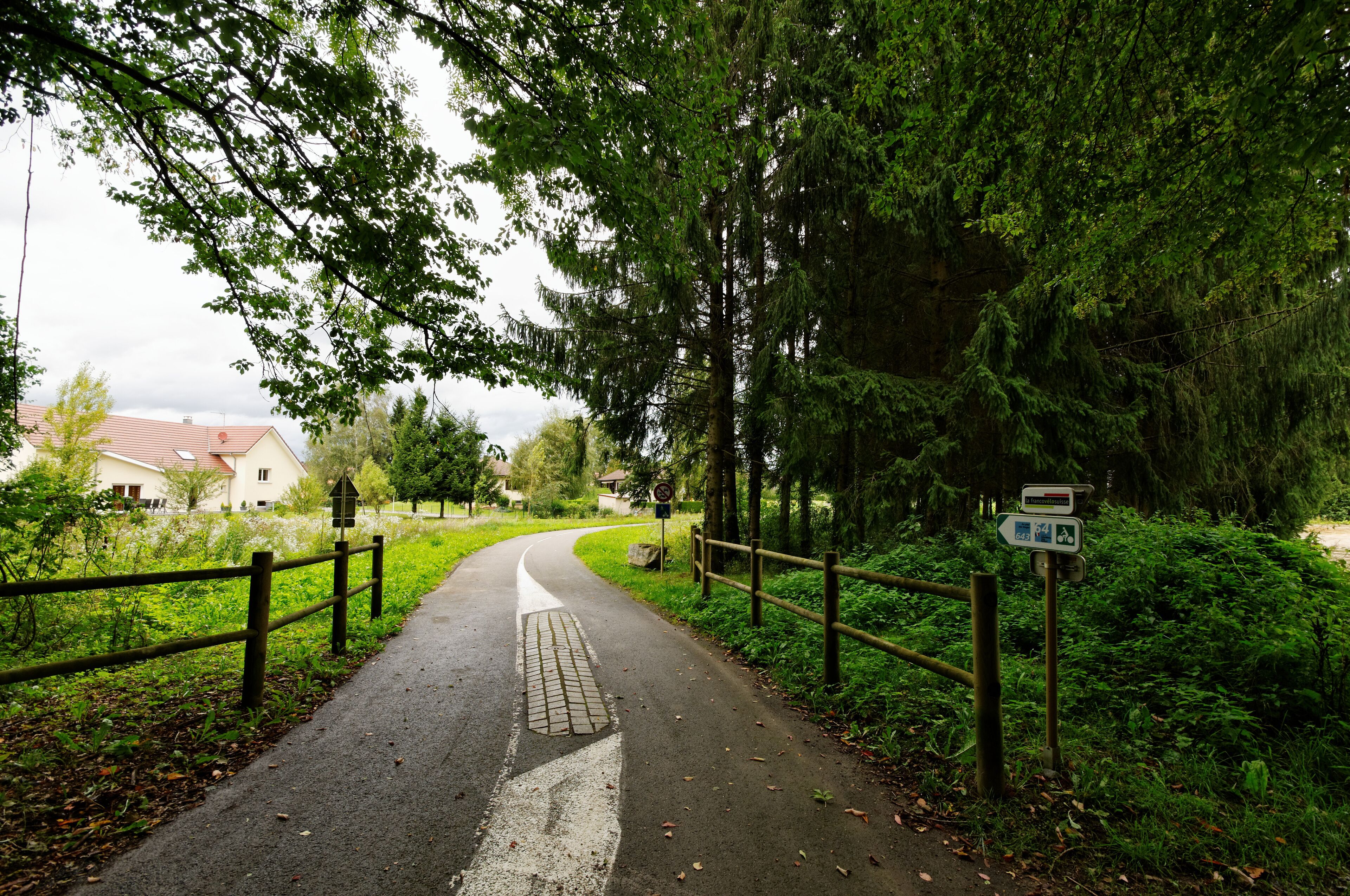 This file was uploaded with Commonist. La liaison cyclable FrancoVéloSuisse à Moval.