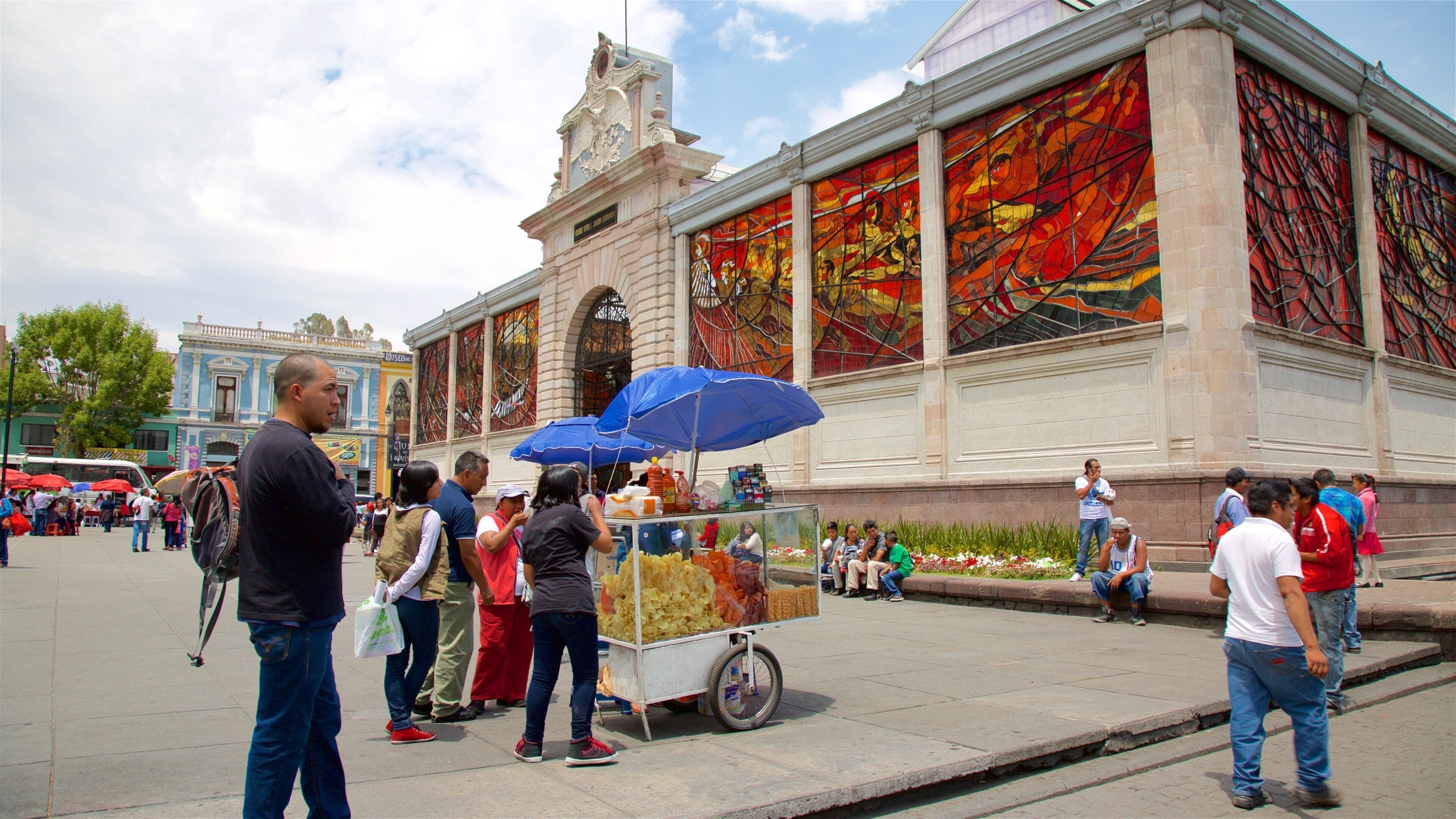Cosmovitral bevat een plein en historische architectuur en ook een klein groepje mensen