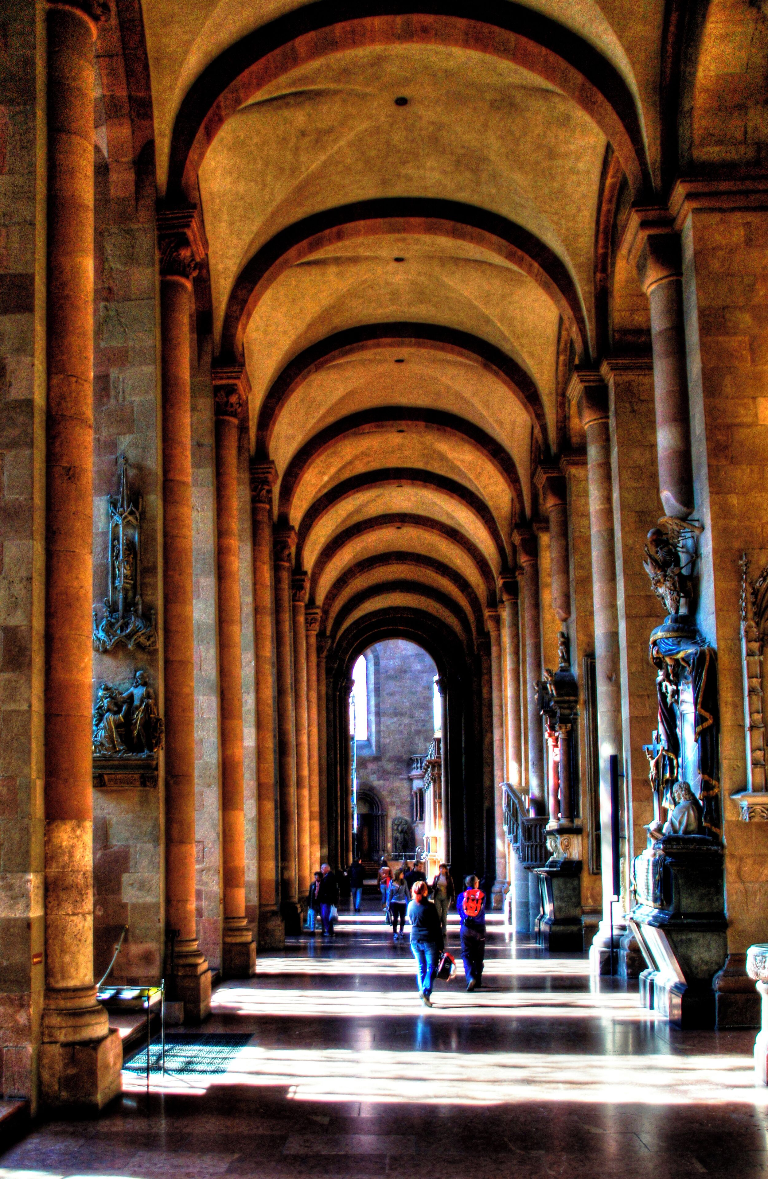Der Mainzer Dom wurde wahrscheinlich um 975 unter Erzbischof Willigis begonnen und schon nach zwanzig Jahren Bauzeit vollendet. Sie ist die Bischofskirche des Erzbistums Mainz