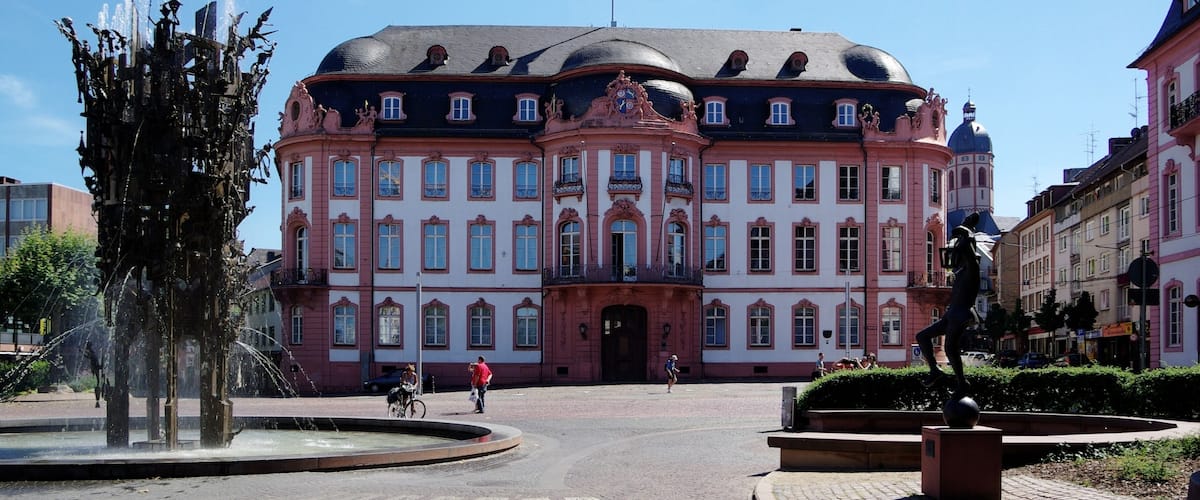 Mainz, Osteiner Hof und Fastnachtsbrunnen