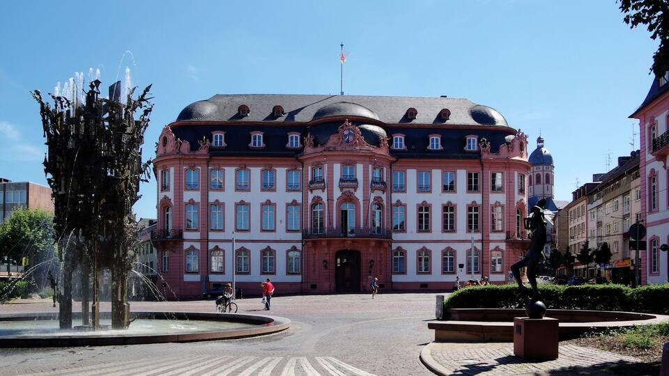 Mainz, Osteiner Hof und Fastnachtsbrunnen
