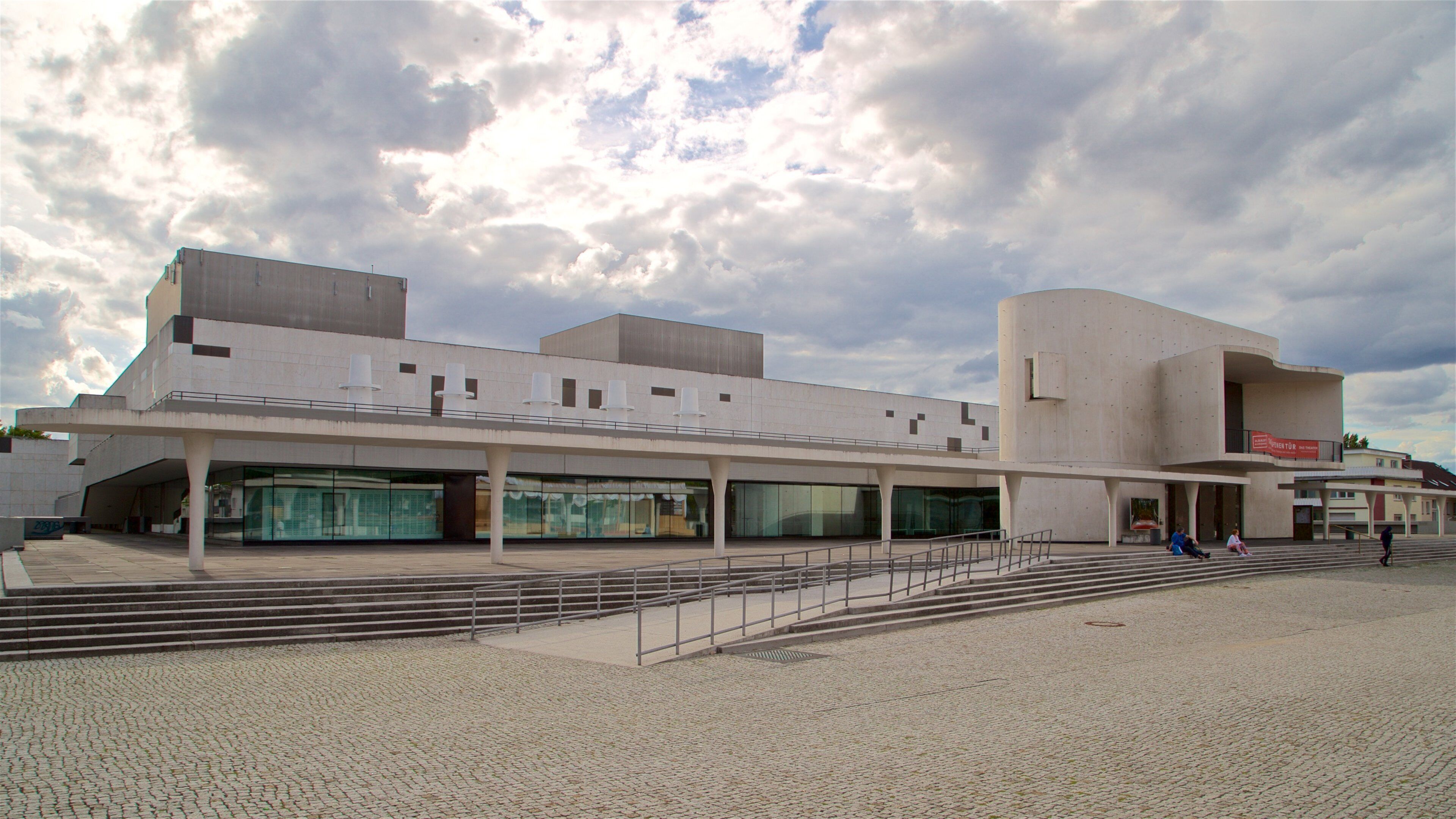 Staatstheater Darmstadt que inclui arquitetura moderna